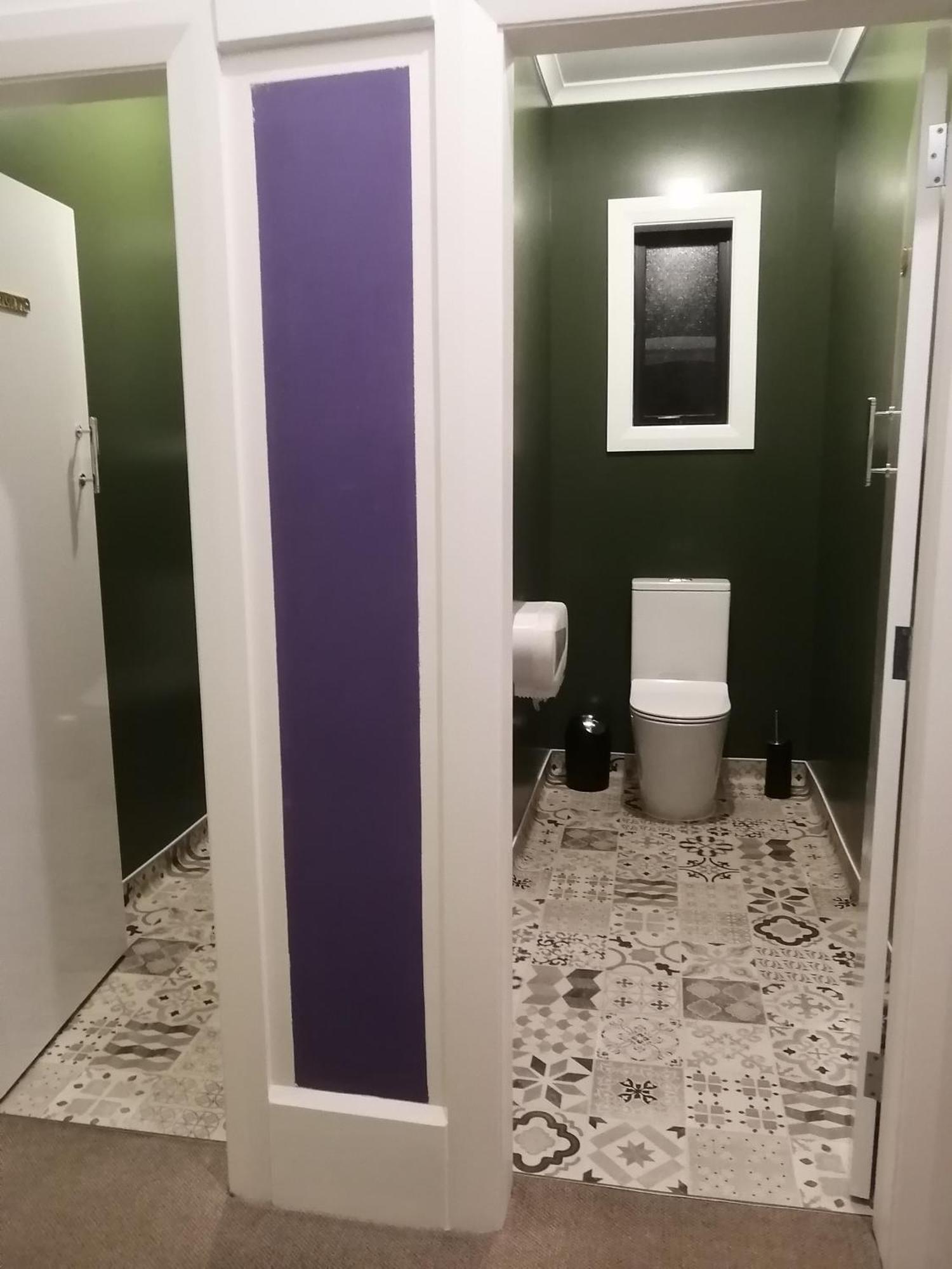 The Duke Hostel Греймут Экстерьер фото A toilet in a private stall