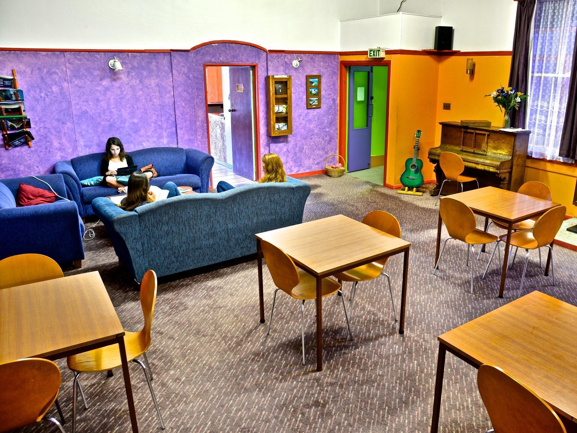 The Duke Hostel Греймут Экстерьер фото The common room at the hostel