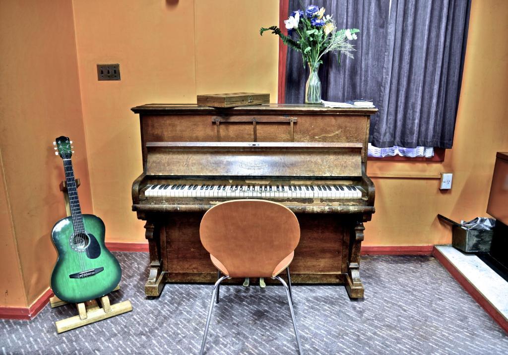 The Duke Hostel Греймут Экстерьер фото The piano in the studio