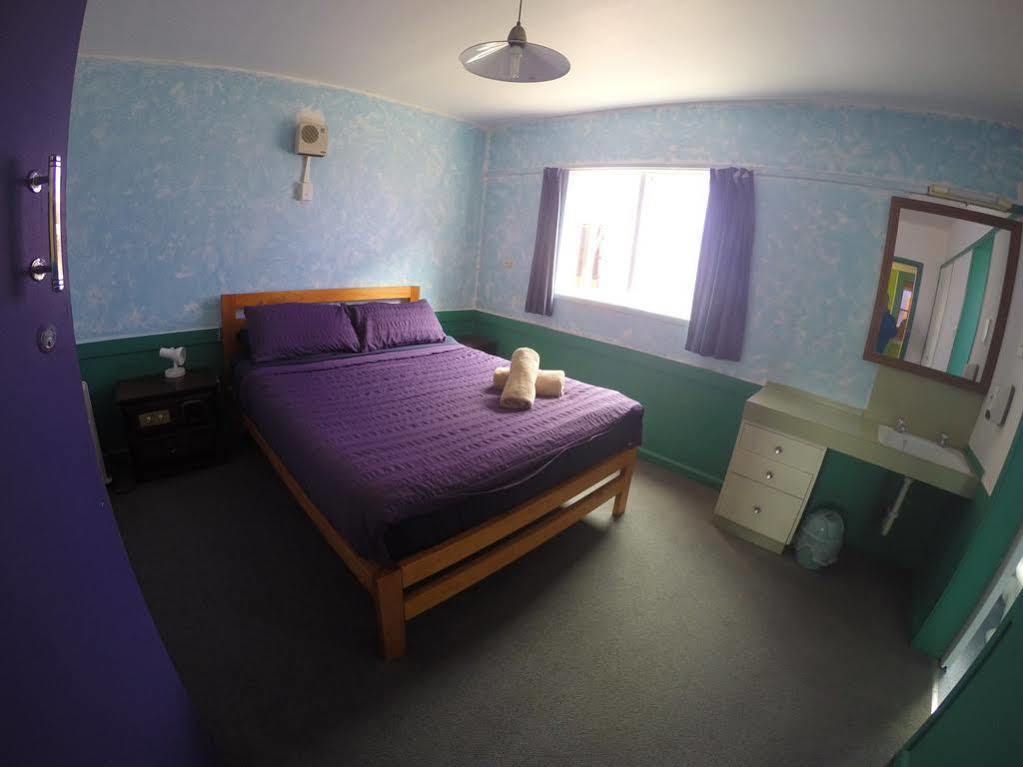 The Duke Hostel Греймут Экстерьер фото A room at the motel